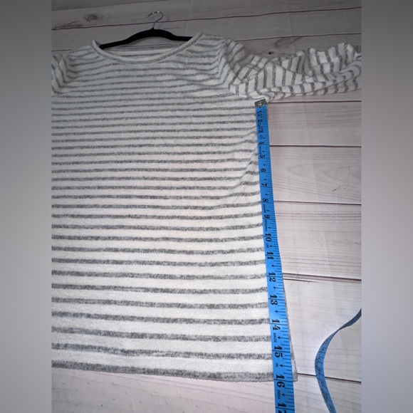 a.n.a Gray Striped Balloon Sleeve Lightweight Fuzzy Top - Size Large Office - Picture 4 of 7